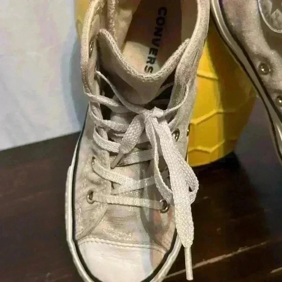 Kids Converse High top. 
Cream Sparkle Suede. 
Zipper. 
Sparkle Laces. 
Size 1 - Picture 3 of 7